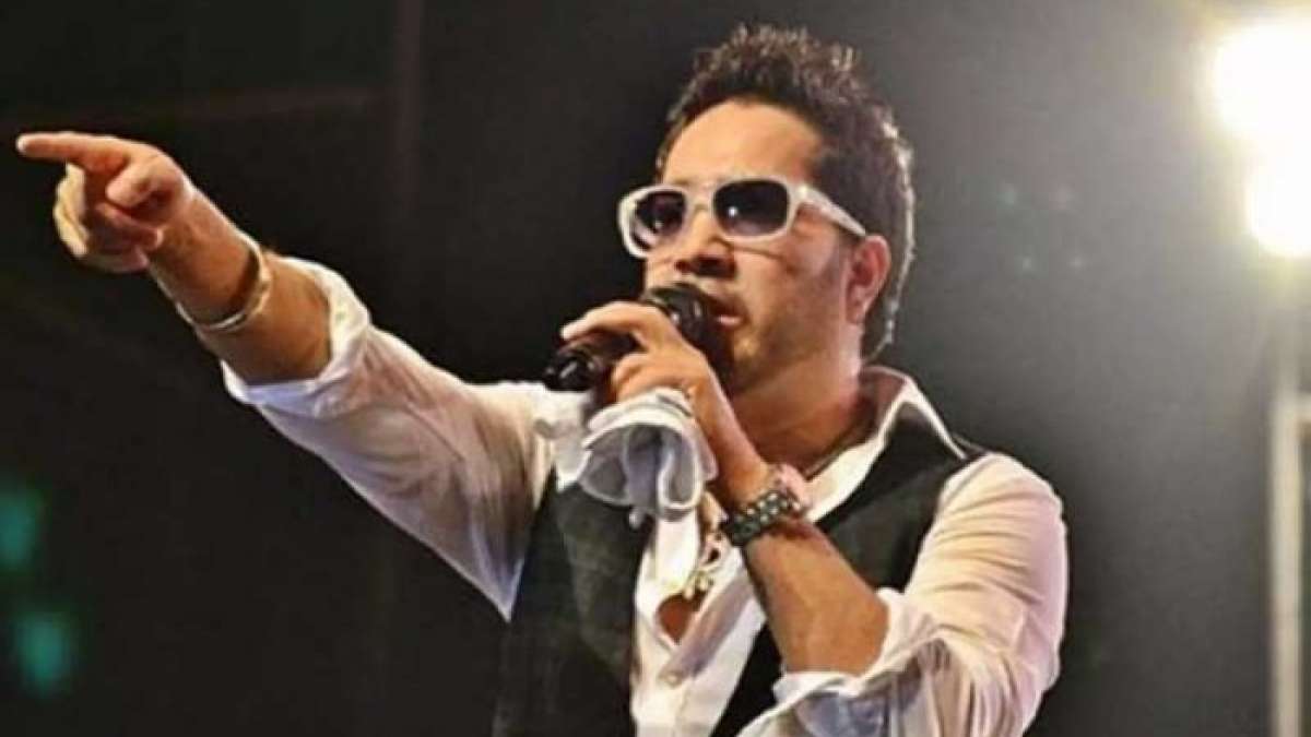 Mika Singh creates controversy in Pakistan, sparks outrage Mika Singh creates controversy in Pakistan, sparks outrage