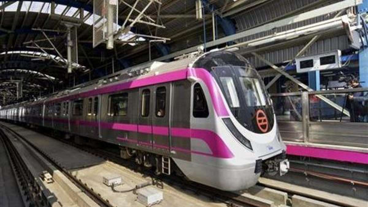 Delhi Metro employee kisses ID card twice, hangs himself on Facebook Live video Delhi Metro employee kisses ID card twice, hangs himself on Facebook Live video