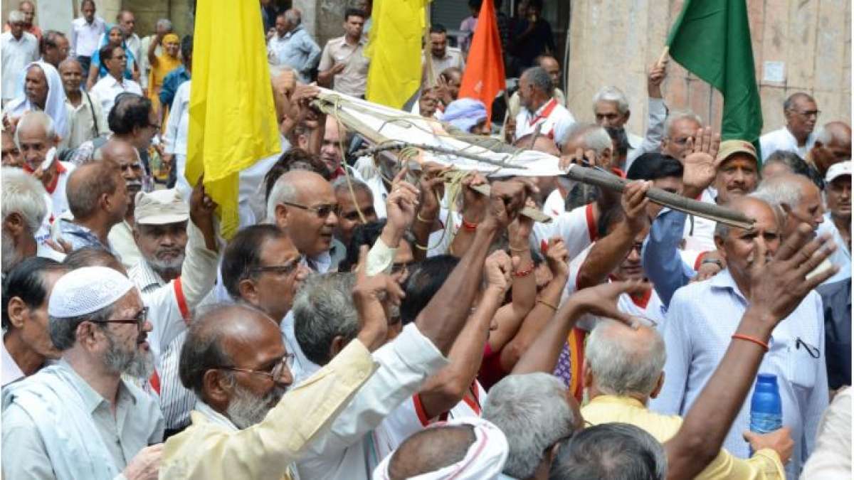 EPS-95 pensioners protest outside EPFO headquarters, declare to intensify protest EPS-95 pensioners protest outside EPFO headquarters, declare to intensify protest