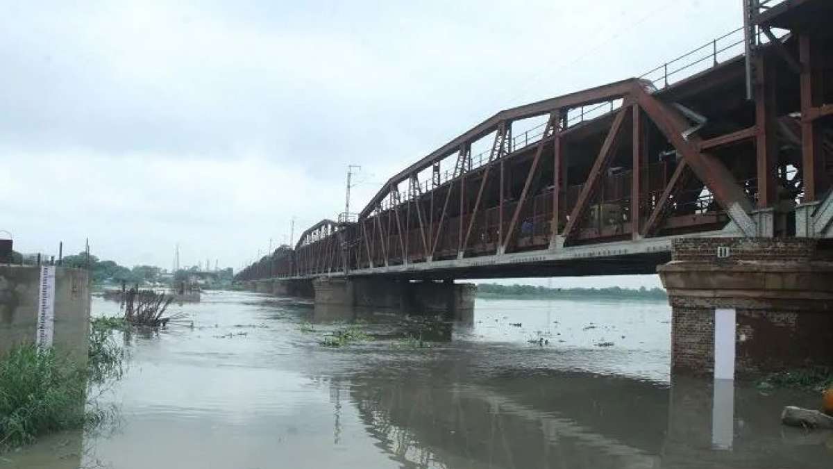 Delhi on high alert as water in Yamuna surges Delhi on high alert as water in Yamuna surges