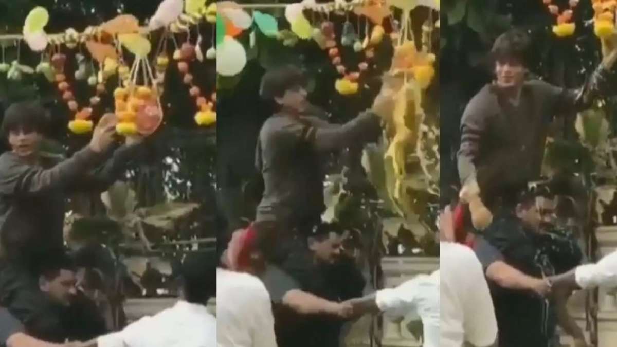 Janmashtami 2019: Shah Rukh Khan breaks Dahi Handi in celebrations Janmashtami 2019: Shah Rukh Khan breaks Dahi Handi in celebrations