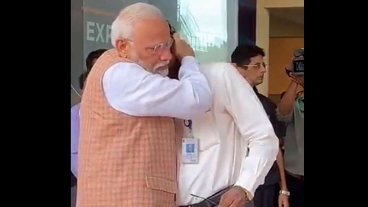 Sivan breaks down as PM Modi hugs him Sivan breaks down as PM Modi hugs him