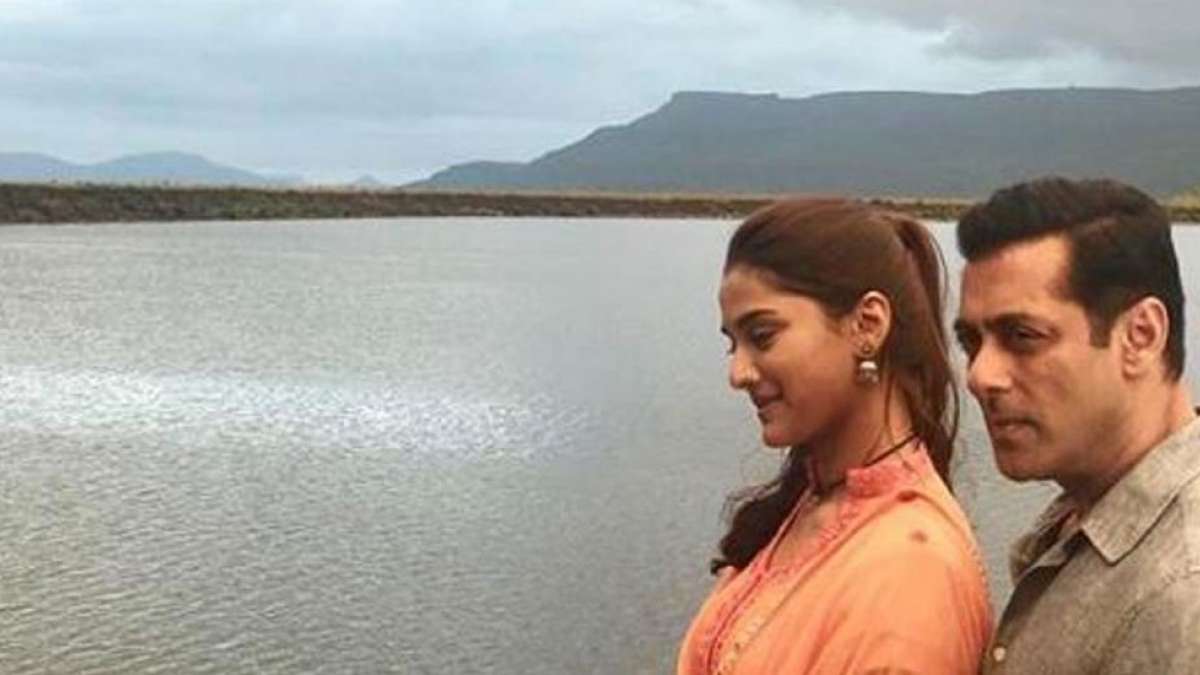 Dabangg 3: Salman Khan shares first pic with Saiee Manjrekar Dabangg 3: Salman Khan shares first pic with Saiee Manjrekar