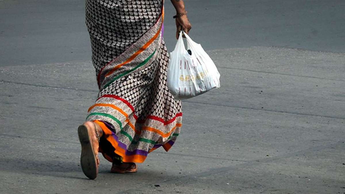 Delhi: Trader fined Rs 2 lakh for plastic rule violation Delhi: Trader fined Rs 2 lakh for plastic rule violation