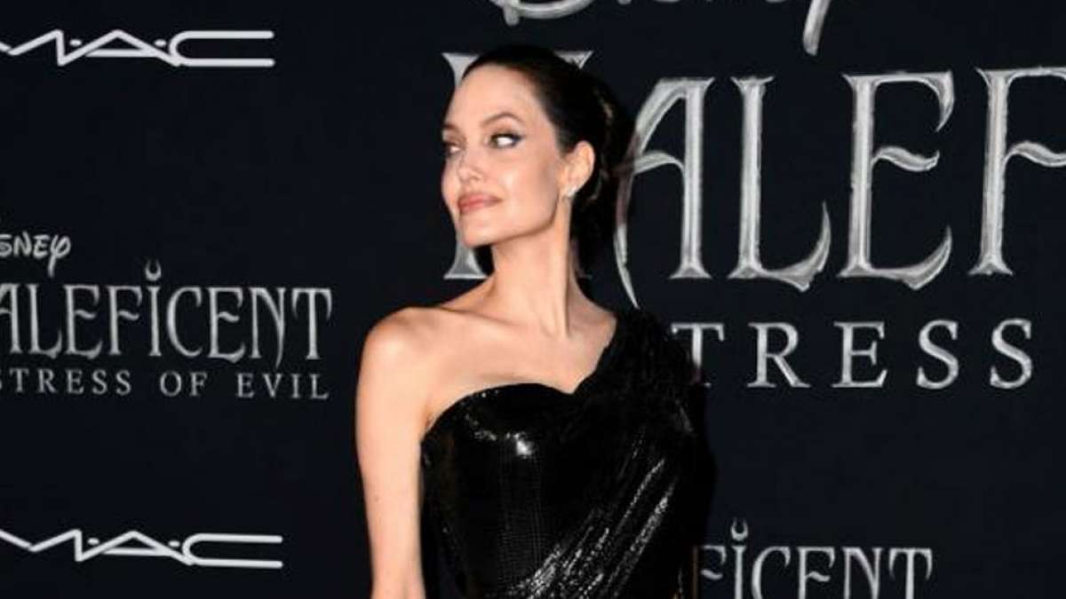 Angelina Jolie shimmers again in a black Versace gown Angelina Jolie shimmers again in a black Versace gown
