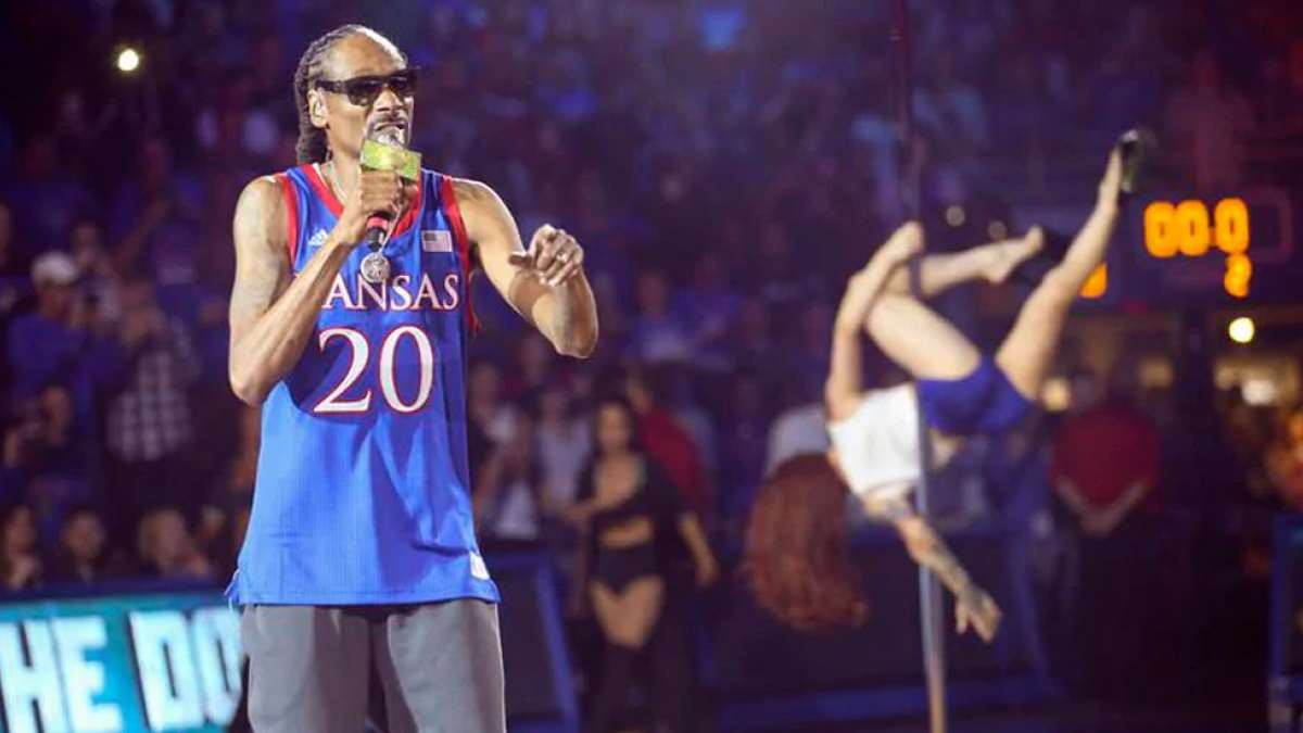 Snoop Dogg uses pole dancers, money gun at school performance Snoop Dogg uses pole dancers, money gun at school performance