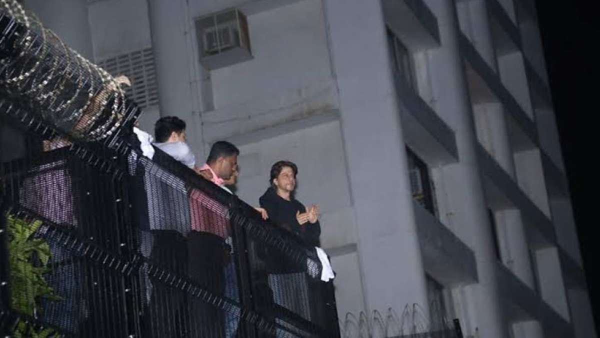 Shah Rukh Khan greets fans outside Mannat on his Birthday Shah Rukh Khan greets fans outside Mannat on his Birthday