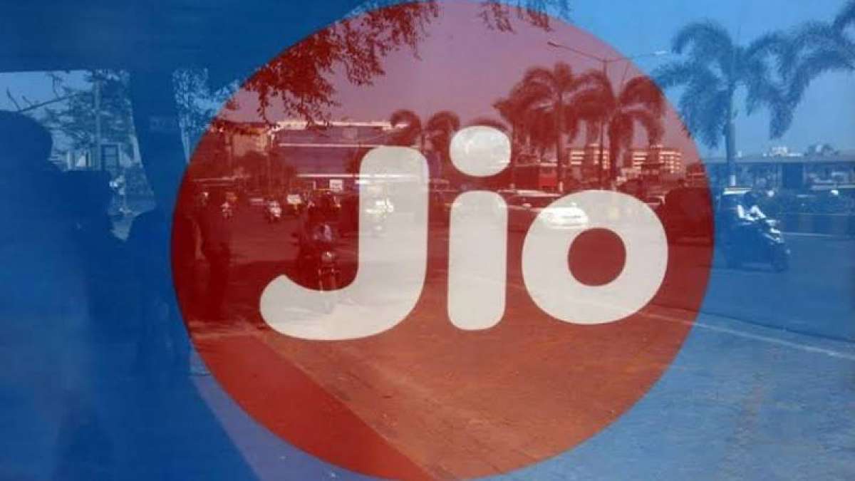 Mukesh Ambani's Jio advises Vodafone, Bharti Airtel on how to clear dues Mukesh Ambani's Jio advises Vodafone, Bharti Airtel on how to clear dues