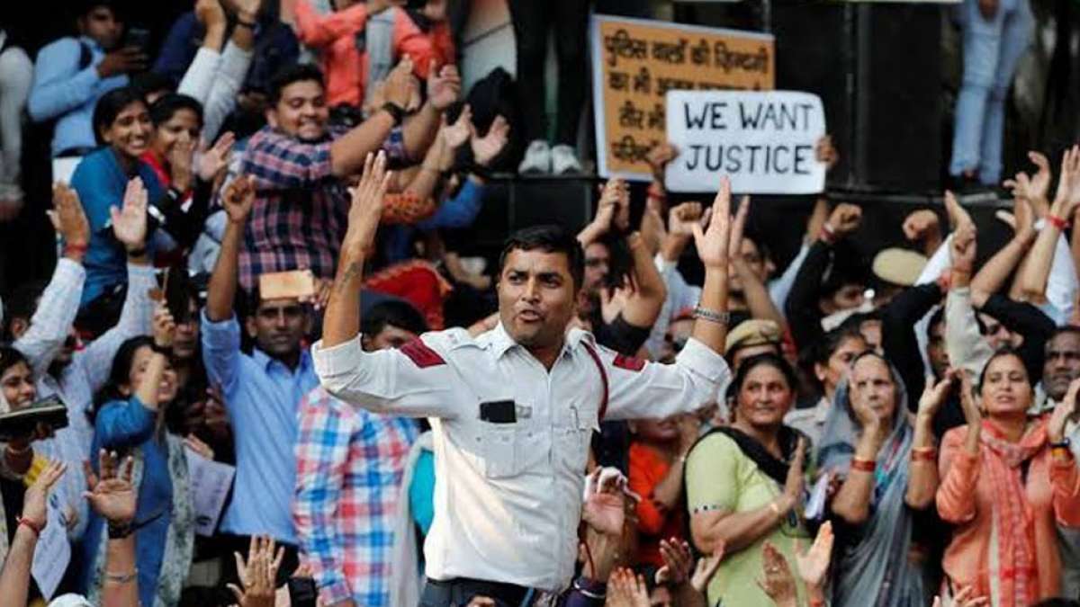 Delhi Police vs Lawyers: 11-hour-long protest ends on assurance from senior cop Delhi Police vs Lawyers: 11-hour-long protest ends on assurance from senior cop
